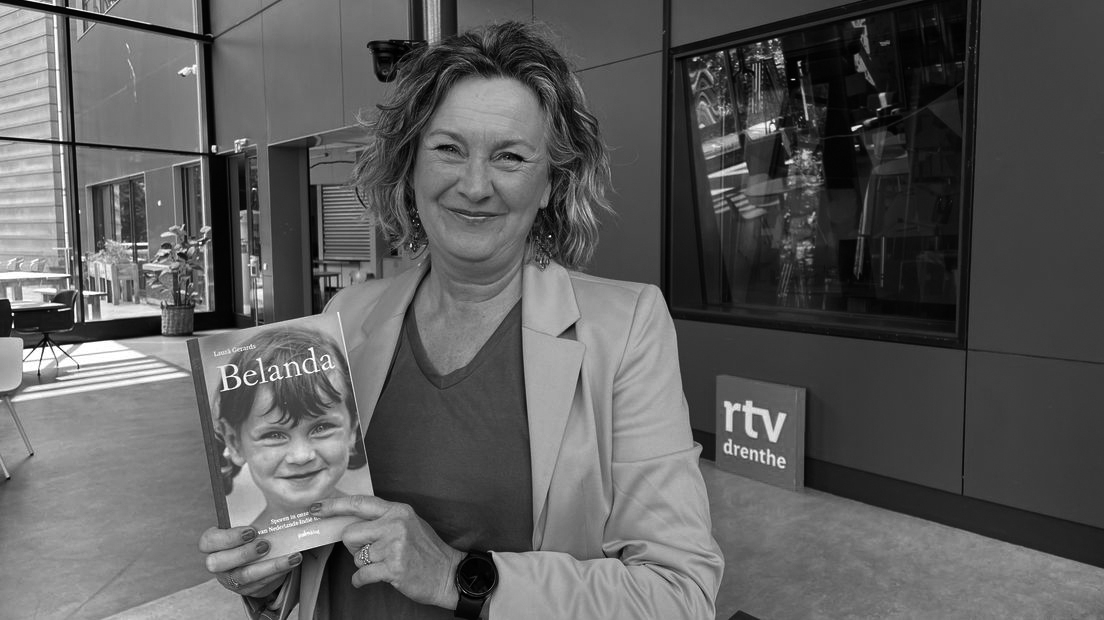 Laura met haar boek - zw